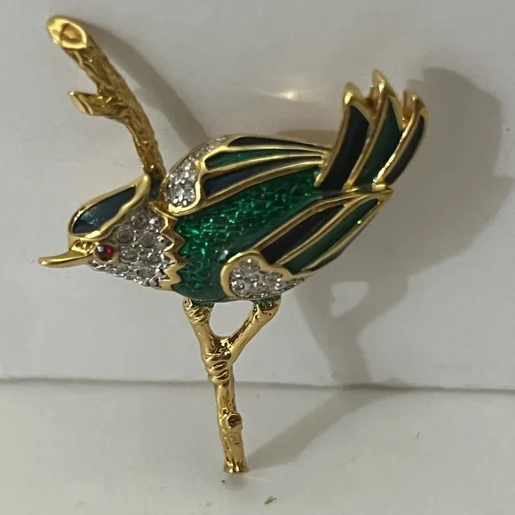 Stunning Vintage Gold Tone Bird Brooch with Red eye, emerald green & blue colors - Picture 1 of 5